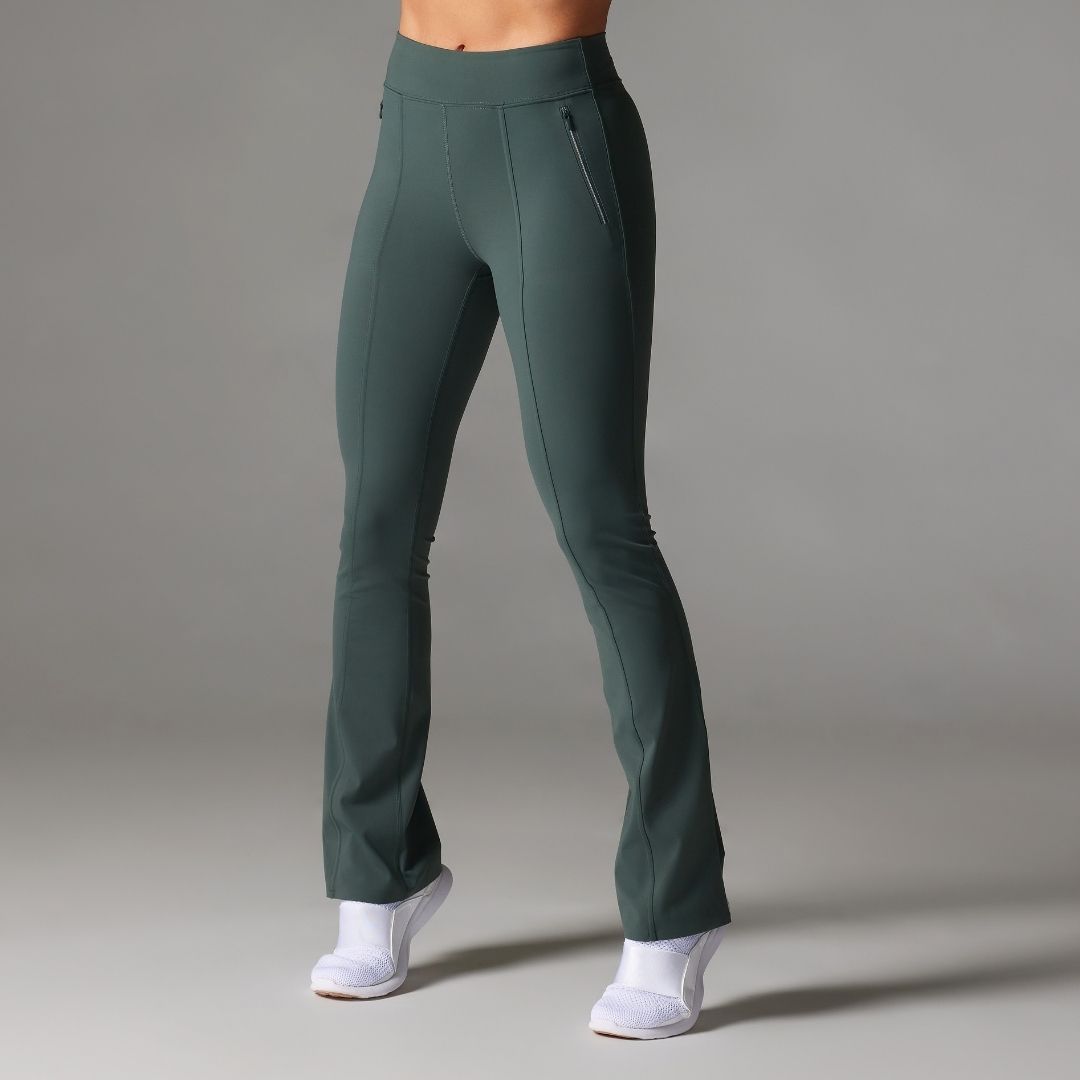 F24_TAVI_Apparel_Apres-Pant-Duo-Pose_1_3